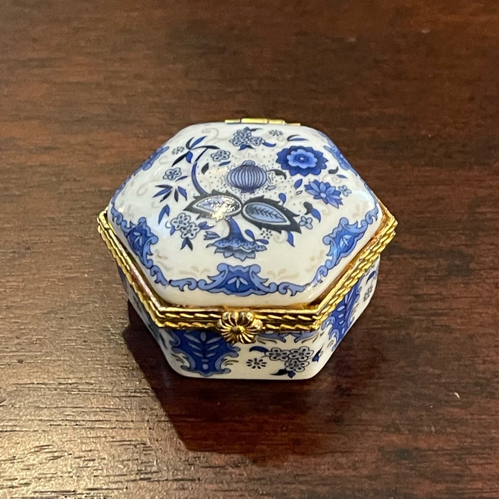 Porcelain gold tone metal jewelry pill box - Hexagonal - Picture 2 of 4